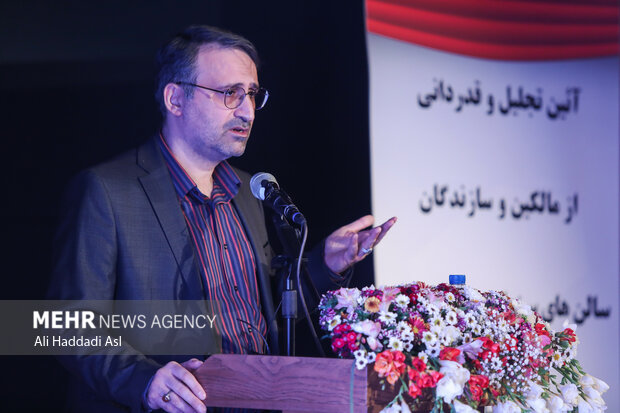 هاشم میرزاخانی مدیر موسسه سینما شهر در حال سخنرانی در آئین تجلیل از سازندگان سینما در سراسر کشور است