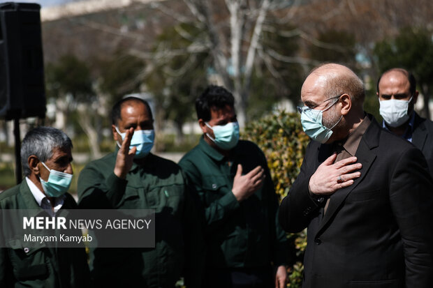 محمدباقر قالیباف رئیس مجلس در حال ورود به محل مراسم روز درختکاری در فضای سبز مجلس شورای اسلامی است 
