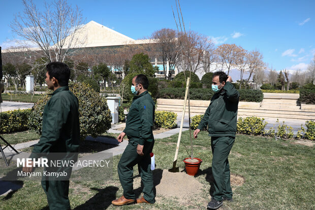 کارگران فضای سبز مجلس در مراسم روز درختکاری با حضور رئیس مجلس حضور دارند
