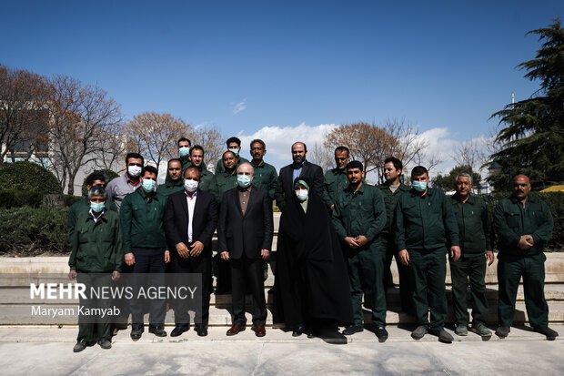 محمدباقر قالیباف رئیس مجلس پس از مراسم روز درختکاری با کارگران فضای سبز مجلس عکس یادگاری گرفت