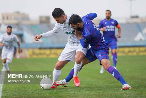 دیدار تیم‌های فوتبال آلومینیوم اراک و هوادار 