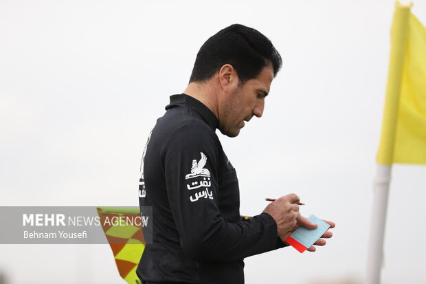 دیدار تیم‌های فوتبال آلومینیوم اراک و هوادار 