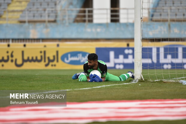 دیدار تیم‌های فوتبال آلومینیوم اراک و هوادار 