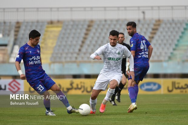 دیدار تیم‌های فوتبال آلومینیوم اراک و هوادار 