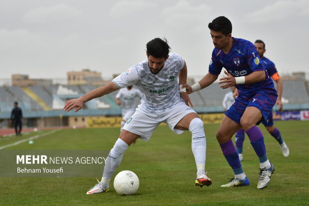 دیدار تیم‌های فوتبال آلومینیوم اراک و هوادار 