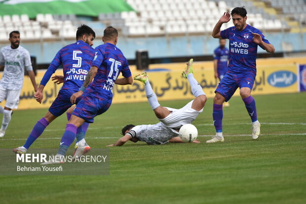 دیدار تیم‌های فوتبال آلومینیوم اراک و هوادار 