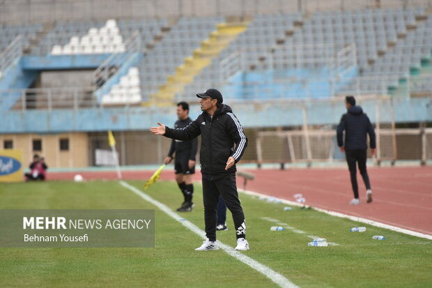 دیدار تیم‌های فوتبال آلومینیوم اراک و هوادار 