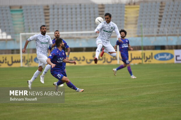 دیدار تیم‌های فوتبال آلومینیوم اراک و هوادار 