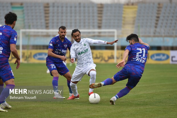 دیدار تیم‌های فوتبال آلومینیوم اراک و هوادار 