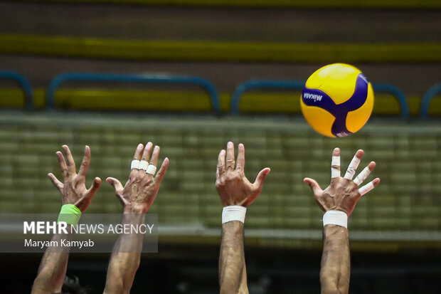 دست های بازیکنان تیم والیبال فولاد سیرجان در حال دفاع روی تور در دیدار مقابل تیم والیبال شهداب یزد دیده می شود