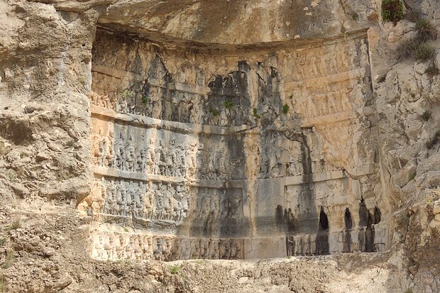 نقش برجسته تنگ چوگان درحال نابودی/ نفوذ آب در سنگ نگاره مهار نشد نقش برجسته تنگ چوگان درحال نابودی/ نفوذ آب در سنگ نگاره مهار نشد