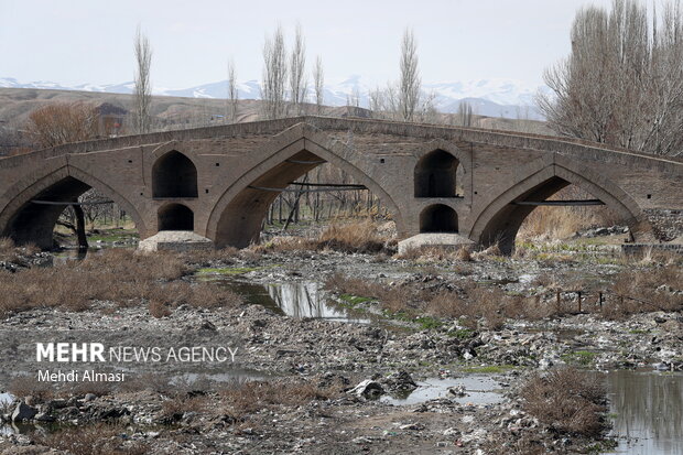 انباشت زباله در زنجانرود و عدم حفاظت از پل های تاریخی مسیررودخانه