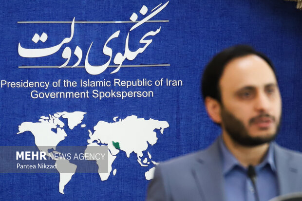 علی بهادری جهرمی سخنگوی دولت در حال سخنرانی در نشست خبری صبح سه شنبه است