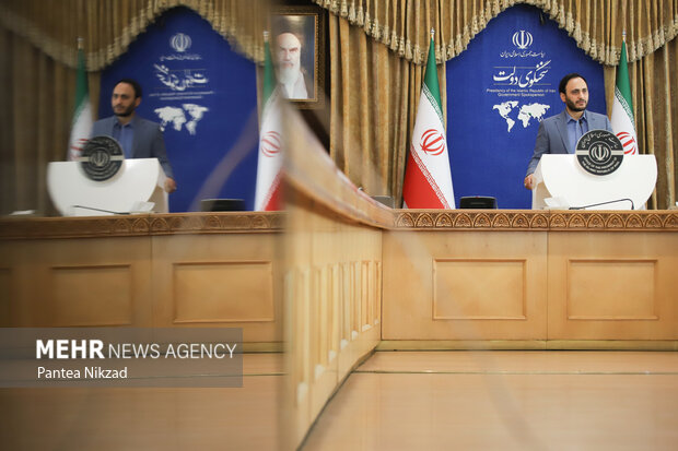  علی بهادری جهرمی سخنگوی دولت در حال پاسخ گویی به سوالات خبرنگاران رسانه ها درنشست خبری سخنگوی دولت است