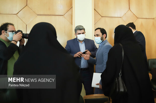  علی بهادری جهرمی سخنگوی دولت در حال پاسخ گویی به سوالات خبرنگاران پس از اتمام نشست خبری سخنگوی دولت است