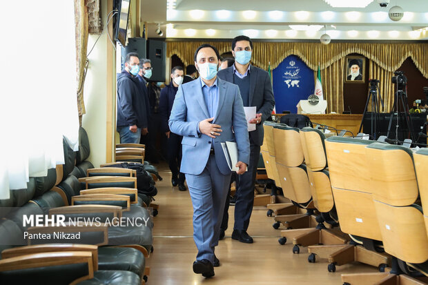 علی بهادری جهرمی سخنگوی دولت در حال خروج از سالن محل برگزاری نشست خبری صبح سه شنبه است