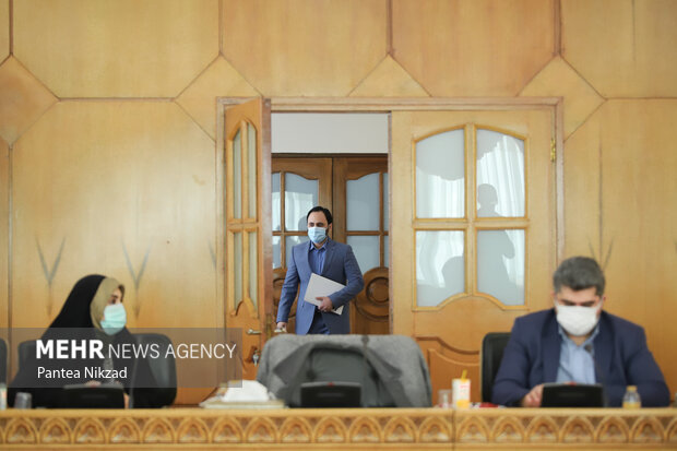علی بهادری جهرمی سخنگوی دولت در حال ورود به سالن محل برگزاری نشست خبری صبح سه شنبه است