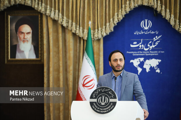  علی بهادری جهرمی سخنگوی دولت در حال پاسخ گویی به سوالات خبرنگاران رسانه ها درنشست خبری سخنگوی دولت است