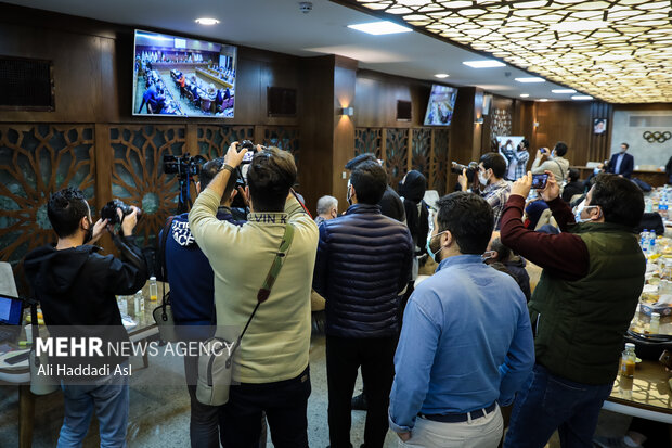 خبرنگاران و اصحاب رسانه در حال ضبط تصاویر چهل و نهمین مجمع عمومی کمیته ملی المپیک هستند