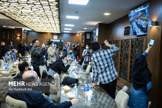 خبرنگاران و اصحاب رسانه در حال ضبط تصاویر چهل و نهمین مجمع عمومی کمیته ملی المپیک هستند