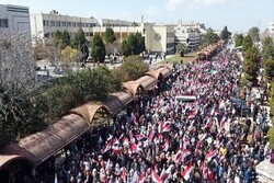 السوريون ينظمون مسيرات مؤيدة دعما للعملية العسكرية الروسية في أوكرانيا