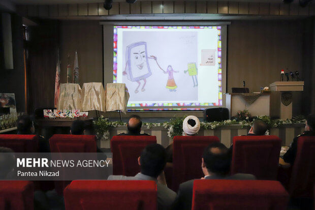 کلیپی از نقاشی های منتخب دومین پویش کودکان سایبری در آیین اختتامیه این رویداد در حال پخش است