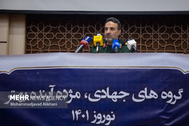 سردار محمد زهرایی رئیس سازمان بسیج سازندگی کشور درحال سخنرانی در نشست خبری تشریح برنامه‌های اردوهای جهادی نوروز ۱۴۰۱ است