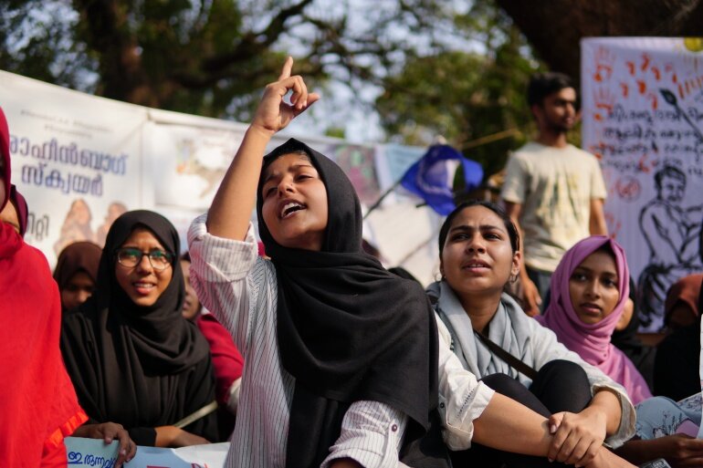 دولت هند به بهانه‌های مختلف مسلمانان را تحت فشار قرار می‌دهد