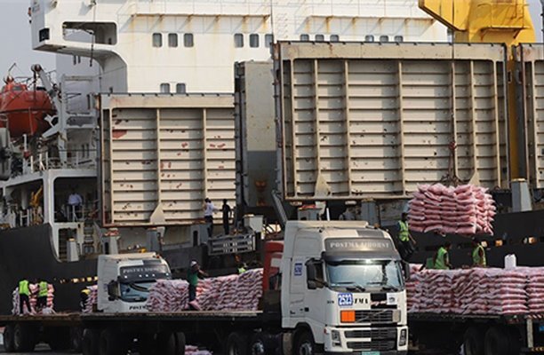 سومین کشتی برنج حامل ۳۵ هزار تن در بندرشهید رجایی پهلو گرفت