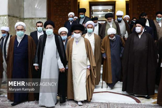 اعضای مجلس خبرگان رهبری در حال ورود به مراسم تجدید میثاق با آرمان های  امام خمینی (ره) هستند