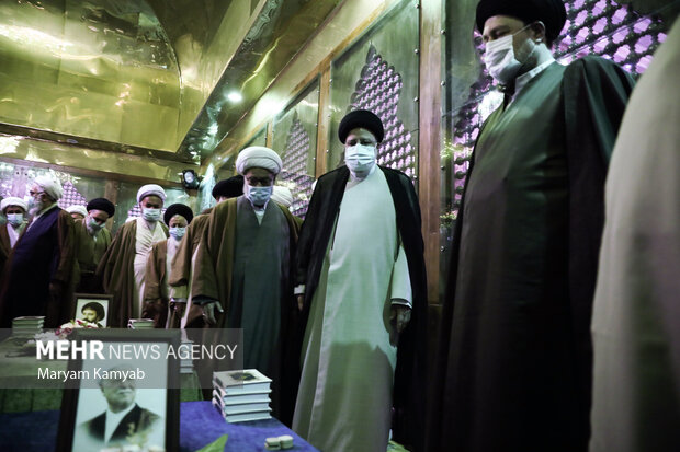 Members of Assembly of Experts attend Imam Khomeini Mausoleum
