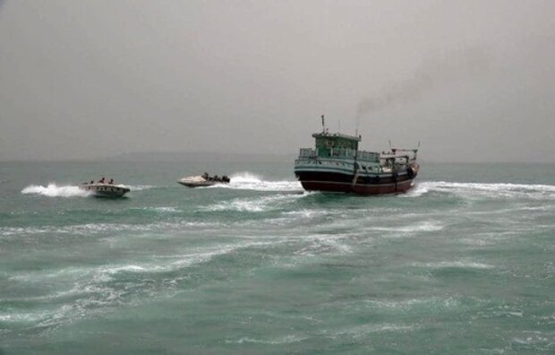 حرس الحدود الايراني يعلن عن احتجاز سفينة تحمل 550 ألف لتر من الوقود المهرب