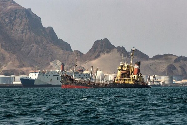 النفط اليمنية تكشف التأثيرات السلبية لقرصنة بريطانيا وأمريكا سفن الوقود