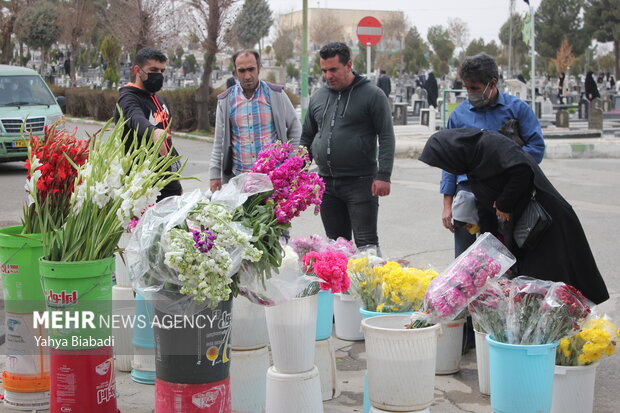 پنجشنبه غریبان در کنار مزار شهدا کرمانشاه