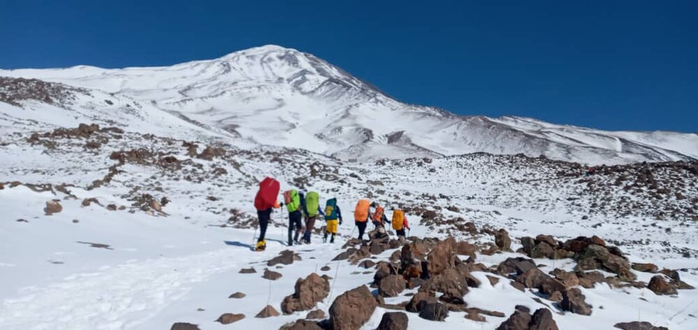 تیم واکنش سریع و امداد و نجات ارتش قله دماوند را فتح کرد