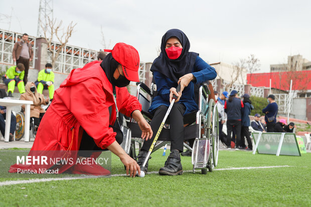 یکی از مسئولین مسابقه در حال آماده کردن شرکت کننده توان یاب برای در مسابقات قهرمانی بهکاپ و بهکاپر استان تهران است