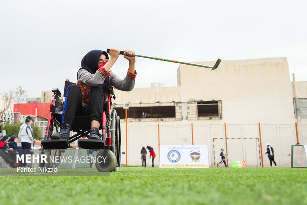 یکی از افراد توان یاب در حال بازی در مسابقات قهرمانی بهکاپ و بهکاپر استان تهران است 