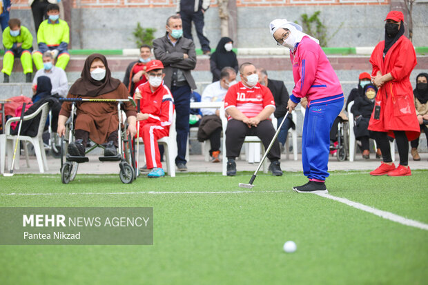 یکی از افراد توان یاب در حال بازی در مسابقات قهرمانی بهکاپ و بهکاپر استان تهران است 