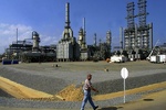 İran, Venezuela'nın en büyük rafinerisini restore edecek