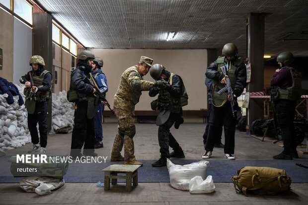 غیرنظامیان به نیروهای نظامی اوکراین پیوستند