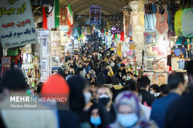 People shopping on eve of Nowruz amid pandemic
