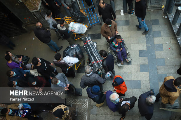 People shopping on eve of Nowruz amid pandemic
