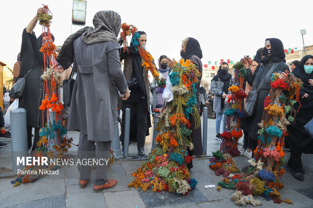 People shopping on eve of Nowruz amid pandemic
