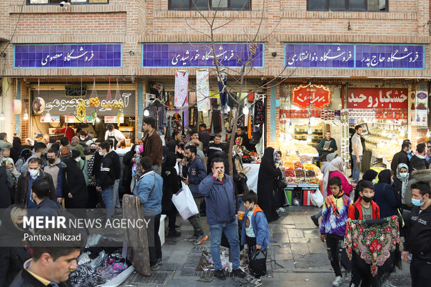 People shopping on eve of Nowruz amid pandemic
