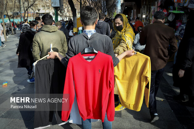People shopping on eve of Nowruz amid pandemic
