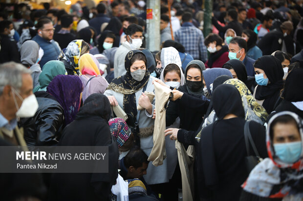 People shopping on eve of Nowruz amid pandemic
