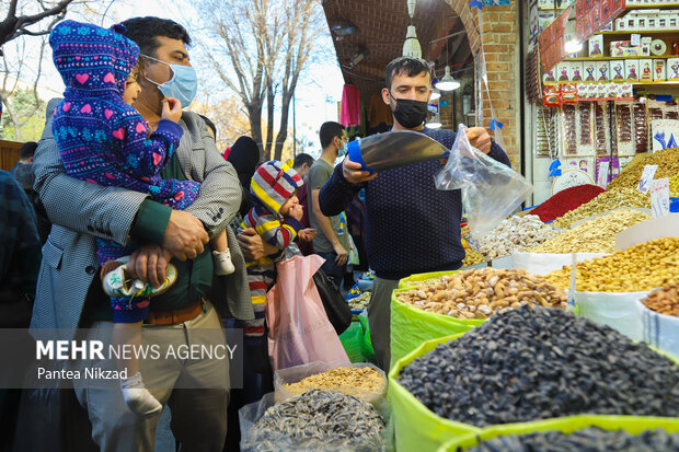 در روزهای پایانی سال و در آستانه نوروز بازارها و مراکز خرید شهر تهران با ازدحام قابل توجهی مواجه است