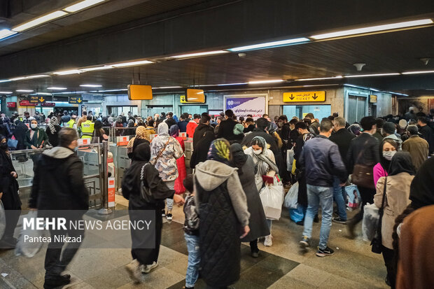 People shopping on eve of Nowruz amid pandemic
