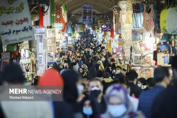 People shopping on eve of Nowruz amid pandemic
