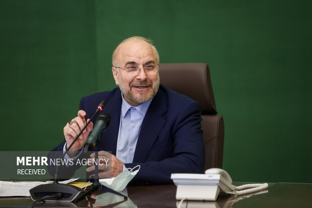 محمد باقر قالیباف رئیس مجلس شورای اسلامی در حال سخنرانی در دیدار عوامل فیلم سینمایی موقعیت مهدی با رئیس مجلس شورای اسلامی است